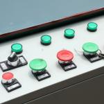 有一家工厂的厂长要订购两台“弯卷机”极速联系