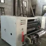 Máy rạch và cuộn giấy cuộn nhựa tự động